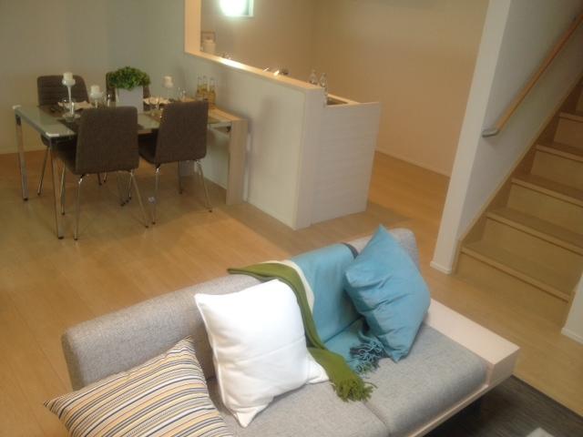 Non-living room. Since the gas hot water floor heating is equipped as standard with the LDK, Guests can enjoy a warm and the relaxation time even in winter. (Local model house)