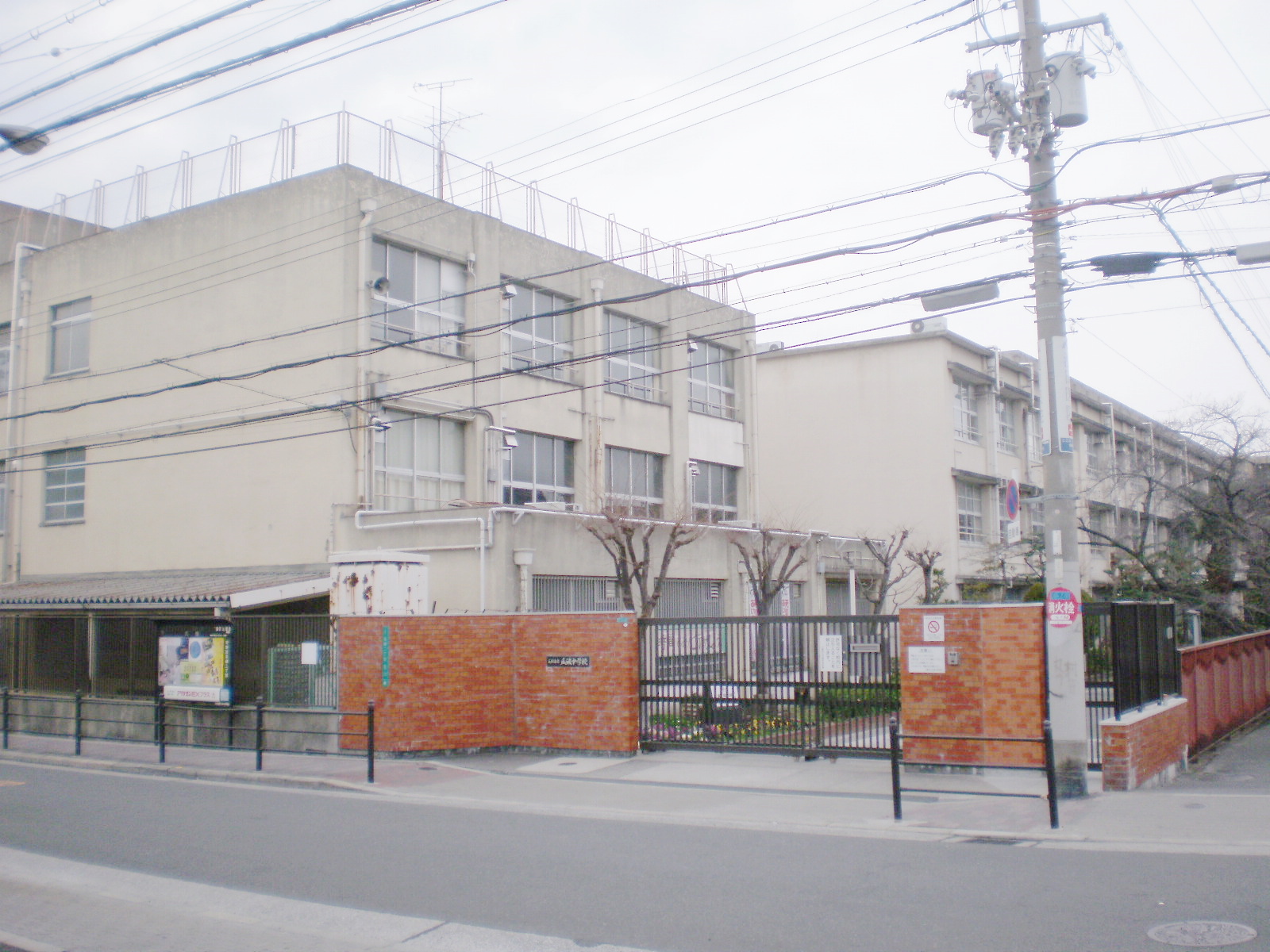 Junior high school. 1068m to Osaka Municipal Uriwari junior high school (junior high school)