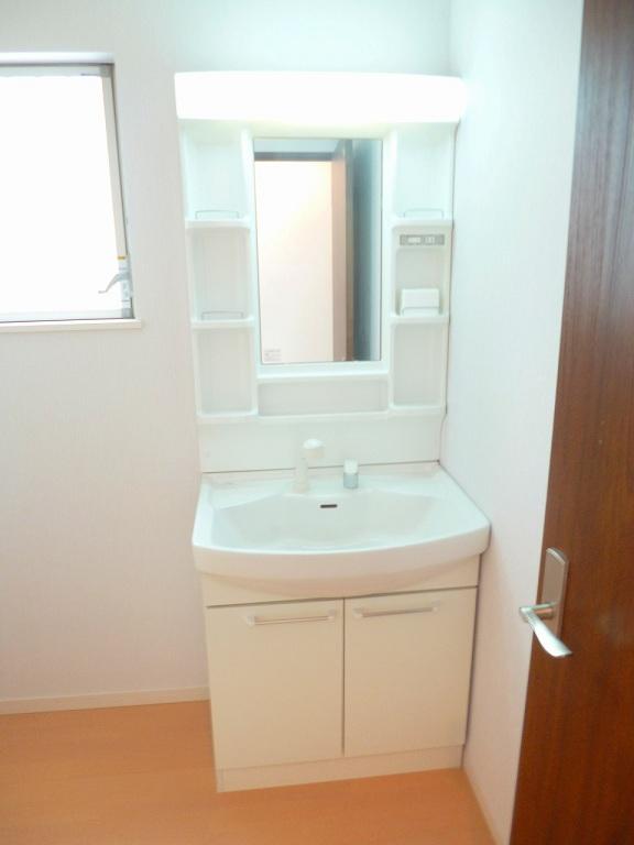 Same specifications photos (Other introspection). Easy to clean with shampoo dresser!