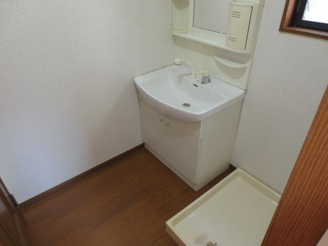 Wash basin, toilet. Second floor basin dressing room (there are window)