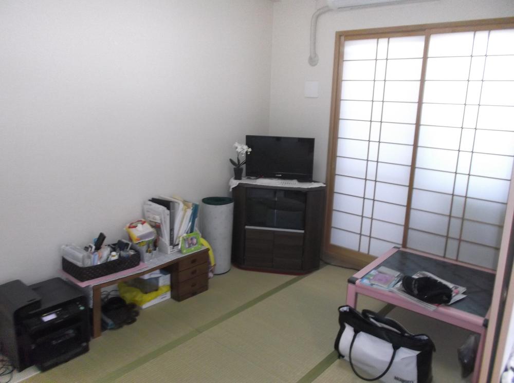 Non-living room. It is a Japanese-style room in which the bright light enters