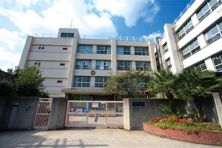 Primary school. Municipal Kamihigashi until elementary school 410m