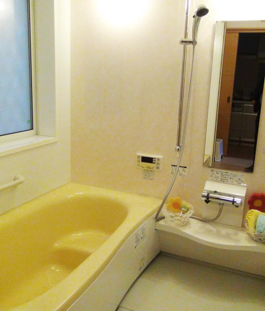 Bathroom. Large tub that can stretch the legs, For us slowly heal fatigue of the day. (2013 December shooting)