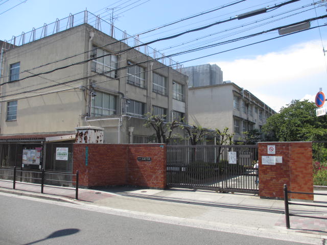 Junior high school. 674m to Osaka Municipal Uriwari junior high school (junior high school)