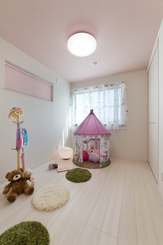 Non-living room. In the rooms of the lovely pink decoration of the home of the princess. Large closet is likely of such troubled even storage space turned around (No. 9 land model house)