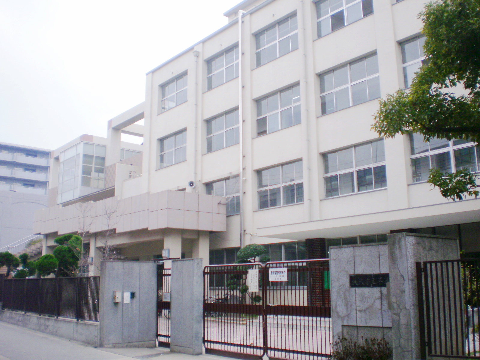 Junior high school. 523m to Osaka Municipal Kire junior high school (junior high school)