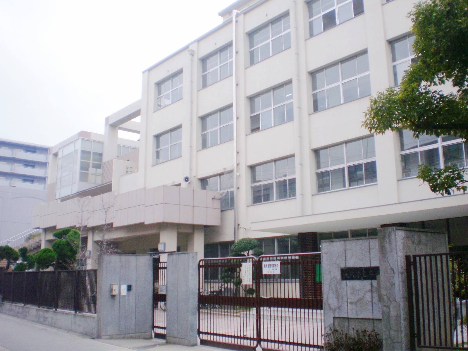 Junior high school. 409m to Osaka Municipal Kire junior high school (junior high school)