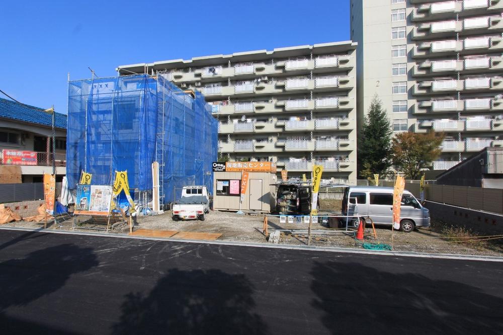 Local appearance photo. There is also a playground is right in front in a quiet residential area