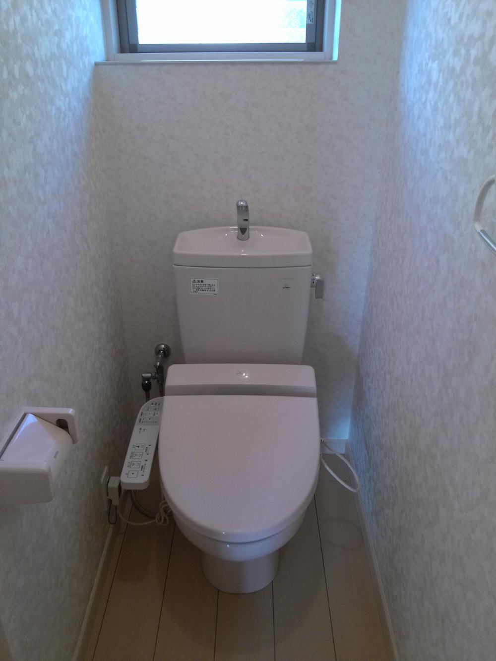 Toilet. Indoor (11 May 2013) shooting, "the second floor toilet"