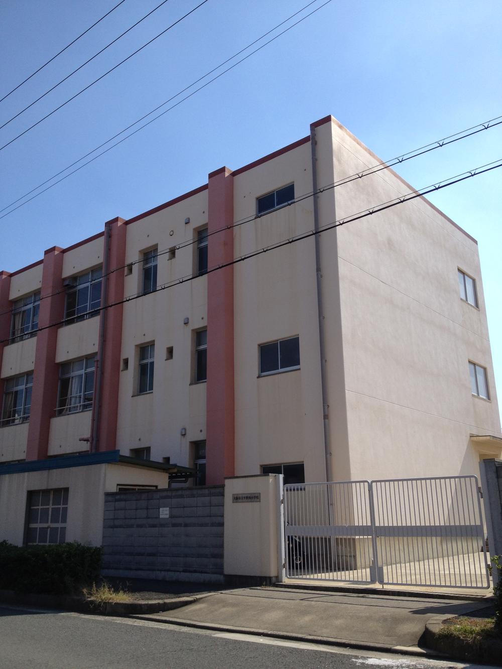 Primary school. 411m to Osaka Municipal new Plain Western Elementary School