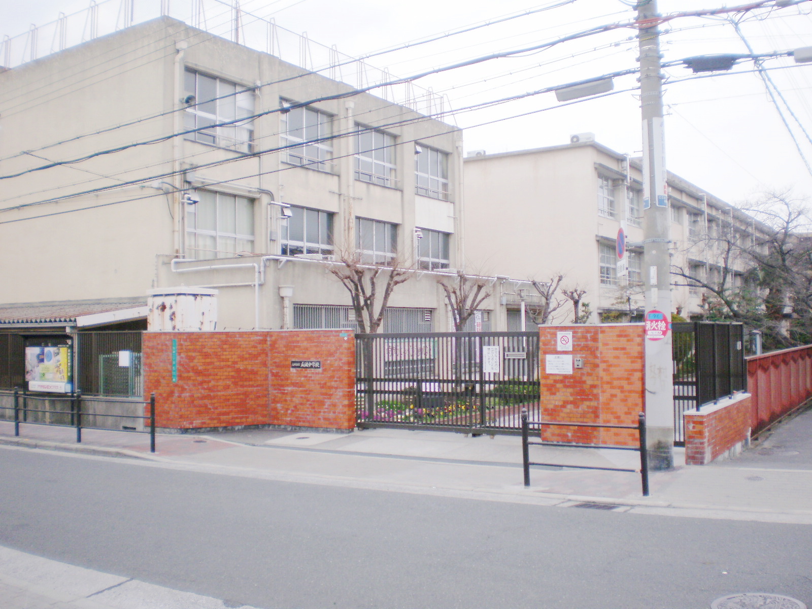 Junior high school. 876m to Osaka Municipal Uriwari Junior High School (Junior High School)