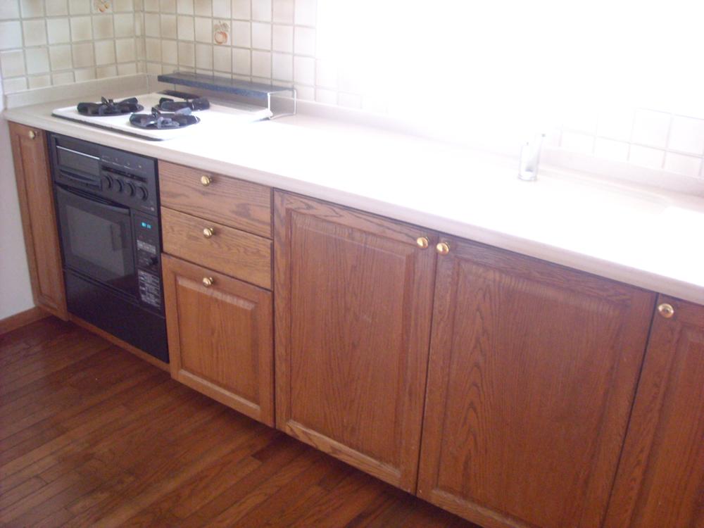 Kitchen. Easy-to-use wood kitchen. 