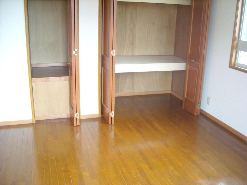 Non-living room. Large closet with a Western-style 7.6 Pledge. 