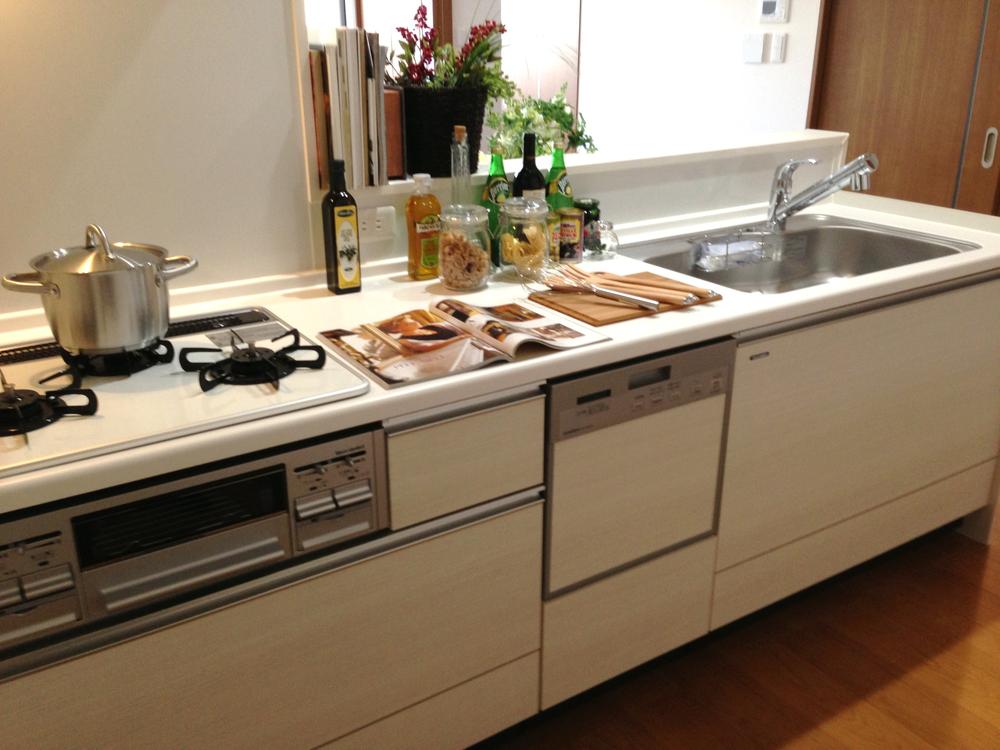 Kitchen. This system kitchen with a dishwasher. Because the floor heating is also equipped with the feet, It is also safe time of housework to cool. (Our example of construction)