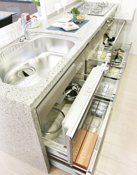 Kitchen storage is, This slide type can be stored as far as it will go. Also Habaki part it can be accommodated, such as drinking water (except under the stove). Also it comes with a ladle class and knives dispose of door pockets, such as ladle