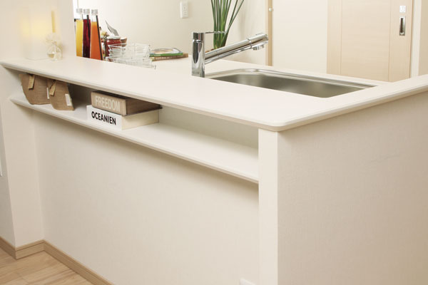 Kitchen.  [Smart counter] At the bottom of the face-to-face counter some useful counter provided with a shelf that familiar accessory is put is adopted (same specifications)