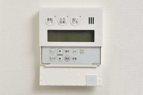Living.  [Water heater ・ Floor heating controller] Controller while are in the living room can bathtub hot water beam and reheating of. Regulation of floor heating is also available (same specifications)
