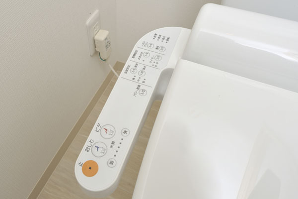 Toilet.  [Bidet] Cleaning with warm water ・ Heating toilet seat bidet with a deodorizing function has been adopted (same specifications)