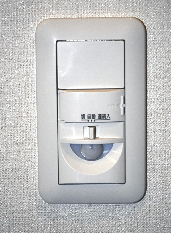 Toilet.  [Toilet Auto Light] Sensor detects when a person approaches, Auto light to automatic lighting has been adopted (same specifications)