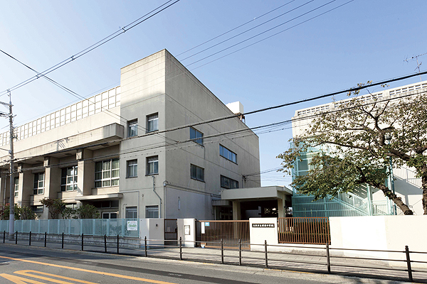Surrounding environment. Osaka Municipal Tohi junior high school (a 5-minute walk ・ About 370m)