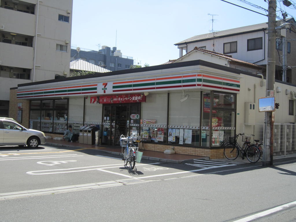 Convenience store. Seven-Eleven Osaka Nishiwaki 2-chome up (convenience store) 434m