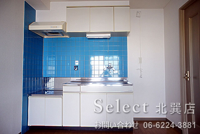 Kitchen. Two-burner gas stove can be installed