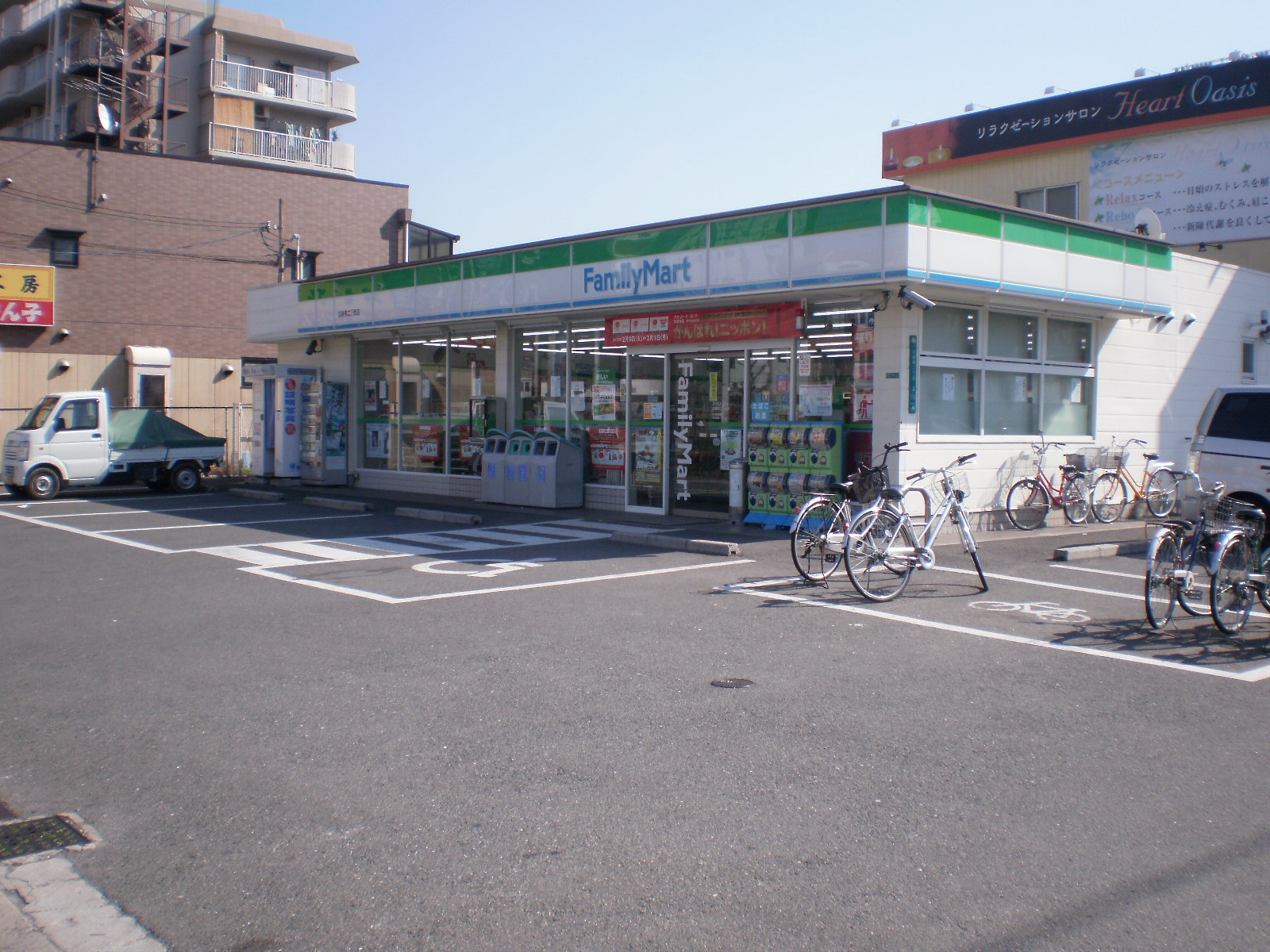 Convenience store. FamilyMart Uriwarihigashi-chome store up (convenience store) 322m