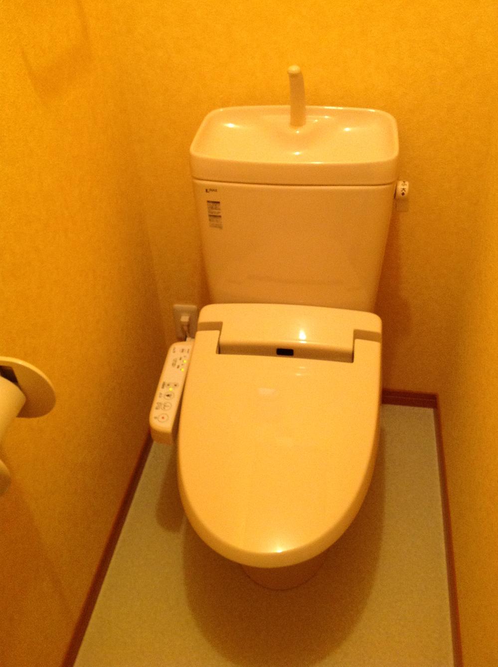 Toilet. It is clean of easy to state-of-the-art bidet with toilet!