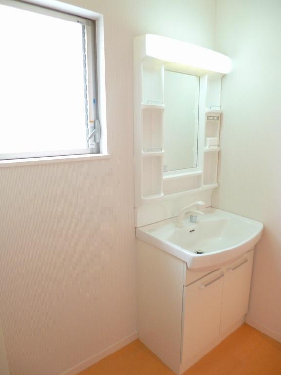Same specifications photos (Other introspection). Easy to clean with shampoo dresser!