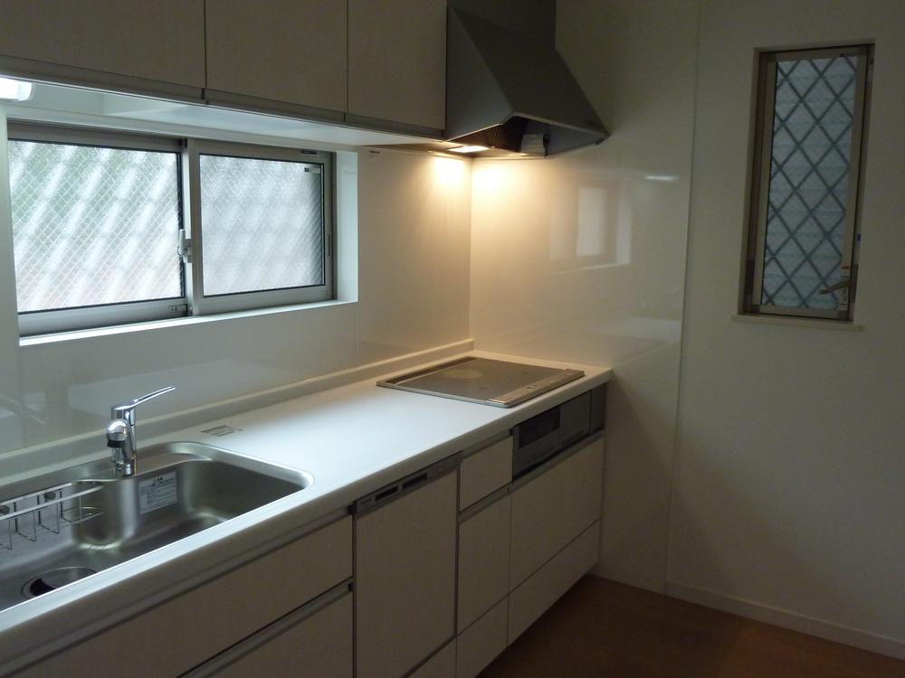 Kitchen. IH cooking heater, With dishwashers. Wall units, There is under-floor storage!