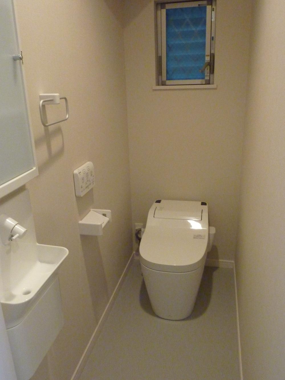 Toilet. Panasonic La Uno! Us with cleaning automatically!