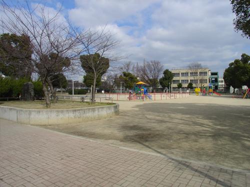 park. 589m to San Jose park   In the immediate vicinity There is a big park.