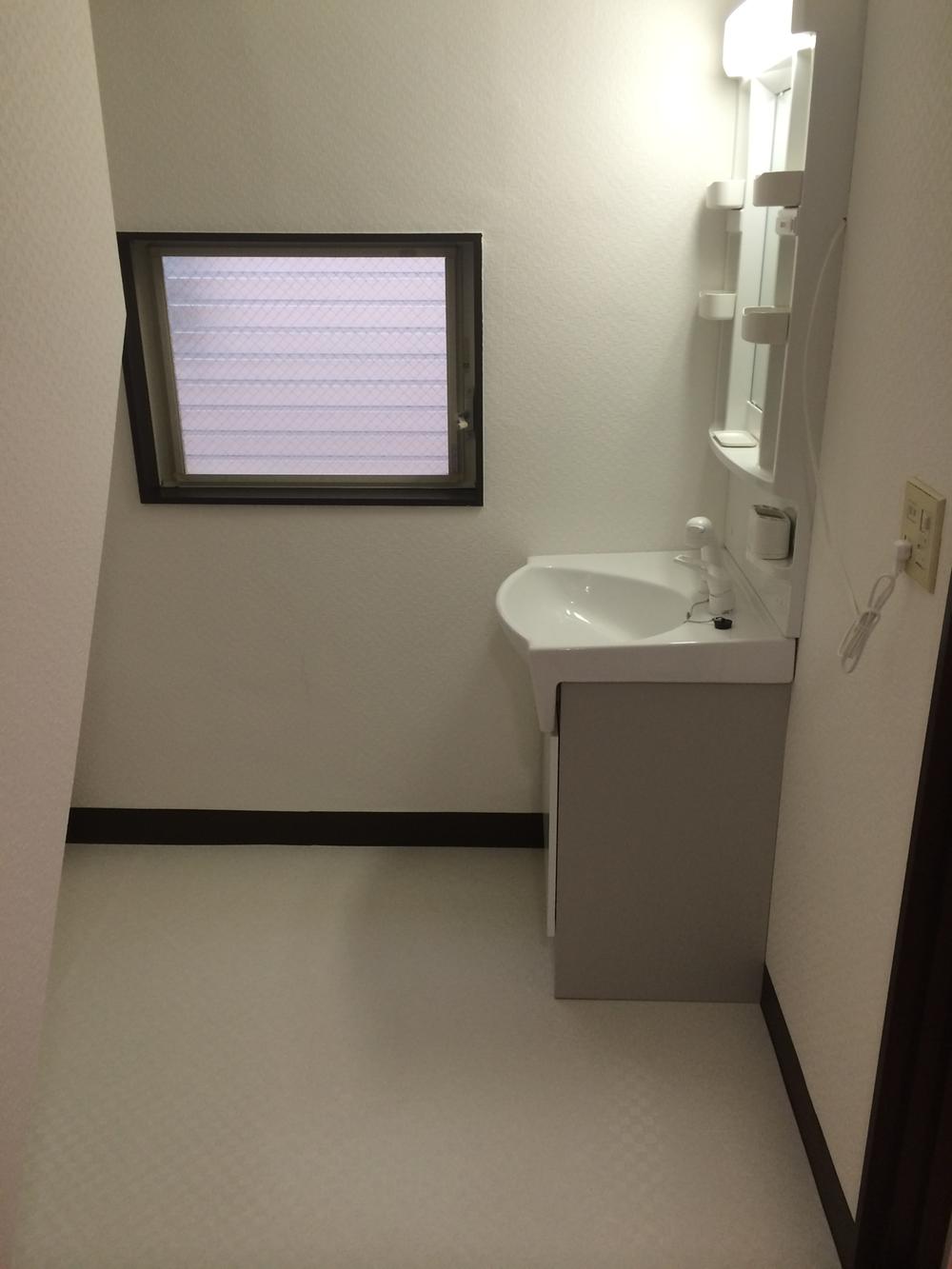 Wash basin, toilet. Indoor (01 May 2014) Shooting