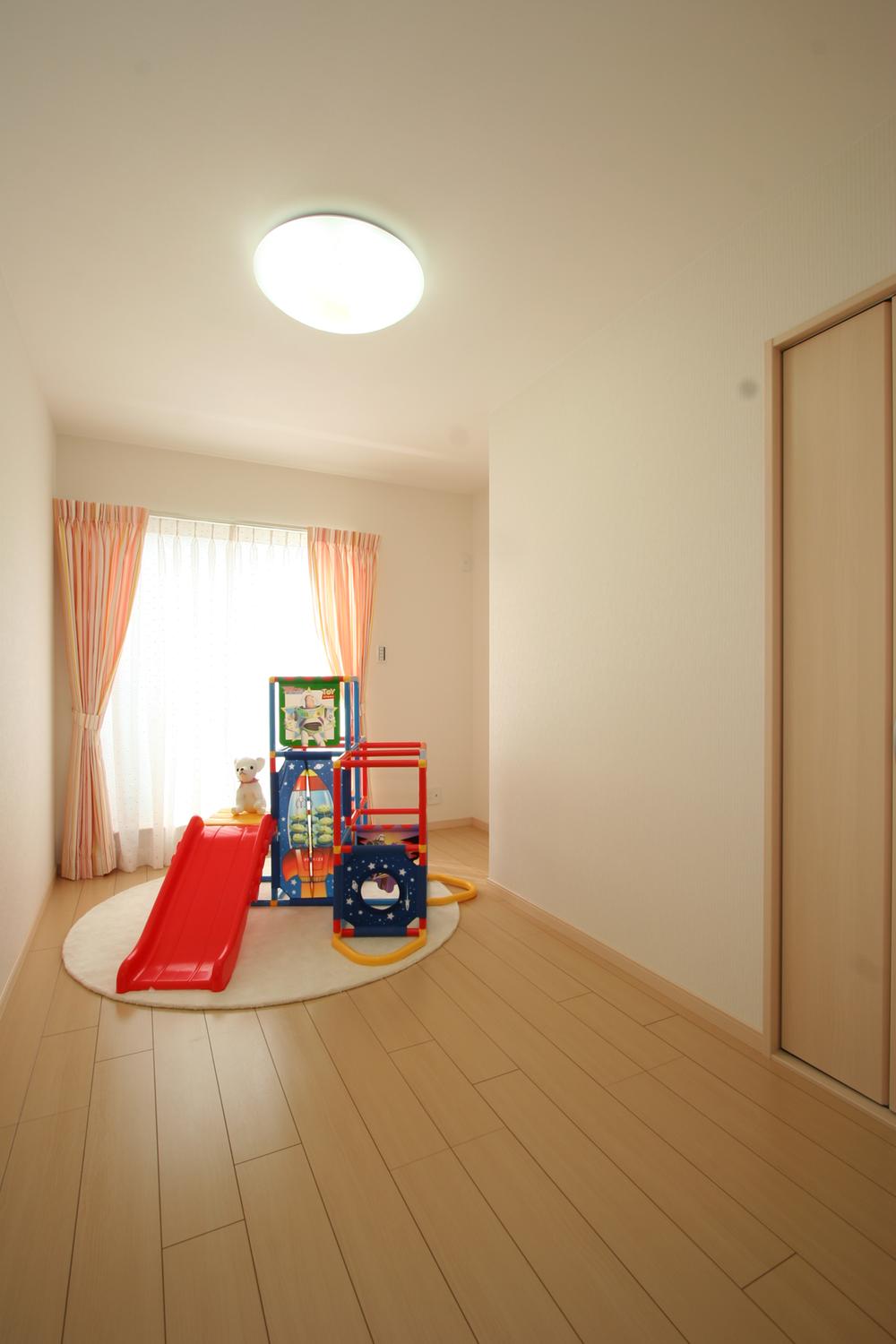 Same specifications photos (Other introspection). Our construction cases Kids Room