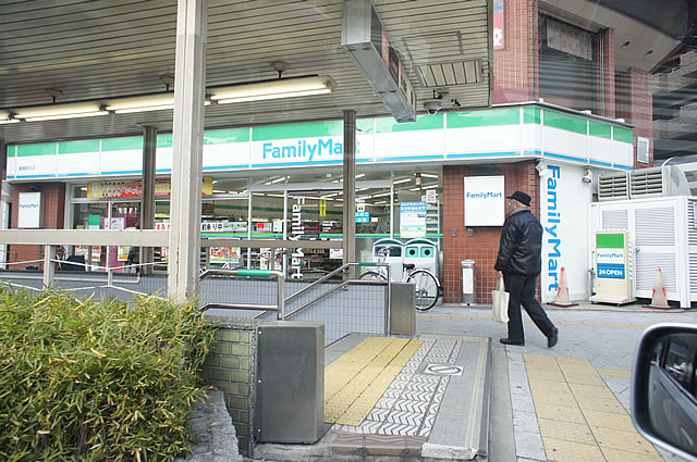 Convenience store. FamilyMart Tsuruhashi store up (convenience store) 264m