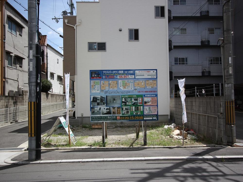 Local photos, including front road. Vacant lot