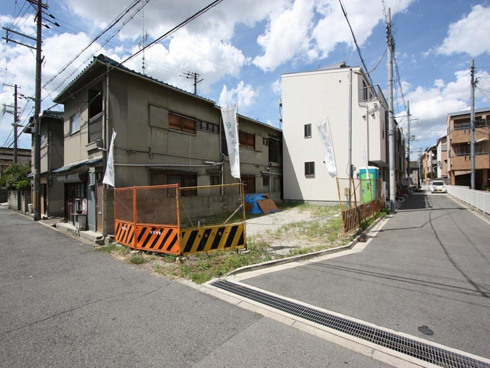 Local photos, including front road. Vacant lot