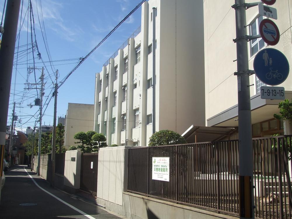 Primary school. Is a 2-minute walk from the 160m Osaka Municipal Momodani elementary school to Osaka Municipal Momodani Elementary School.