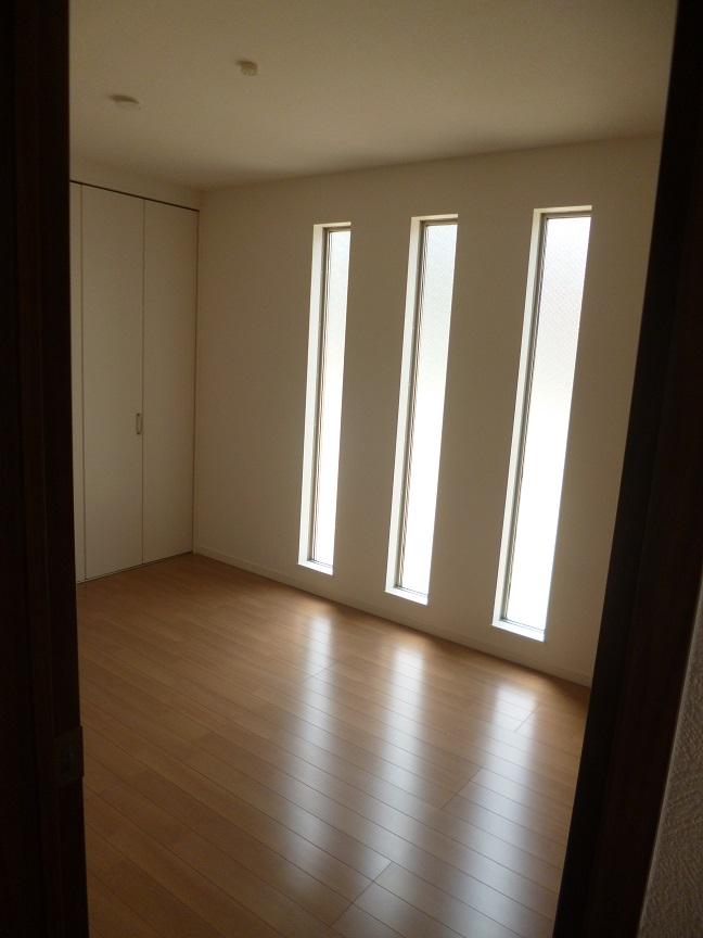 Same specifications photos (Other introspection). Closet (storage) is, of course, Excellent bright space to daylight.
