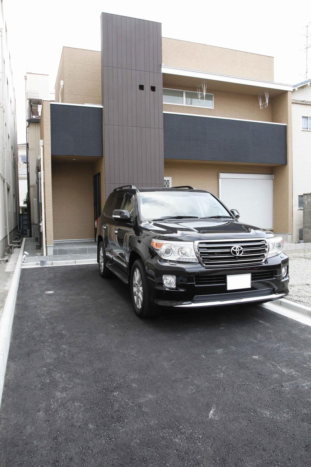 Local photos, including front road. Is a wide margin even if the parking of the largest Land Cruiser domestic. Road width of the private land is what width 4m, Depth of about 20m! Parking can also be three margin. Another review the house is the size of the place is located on this road.