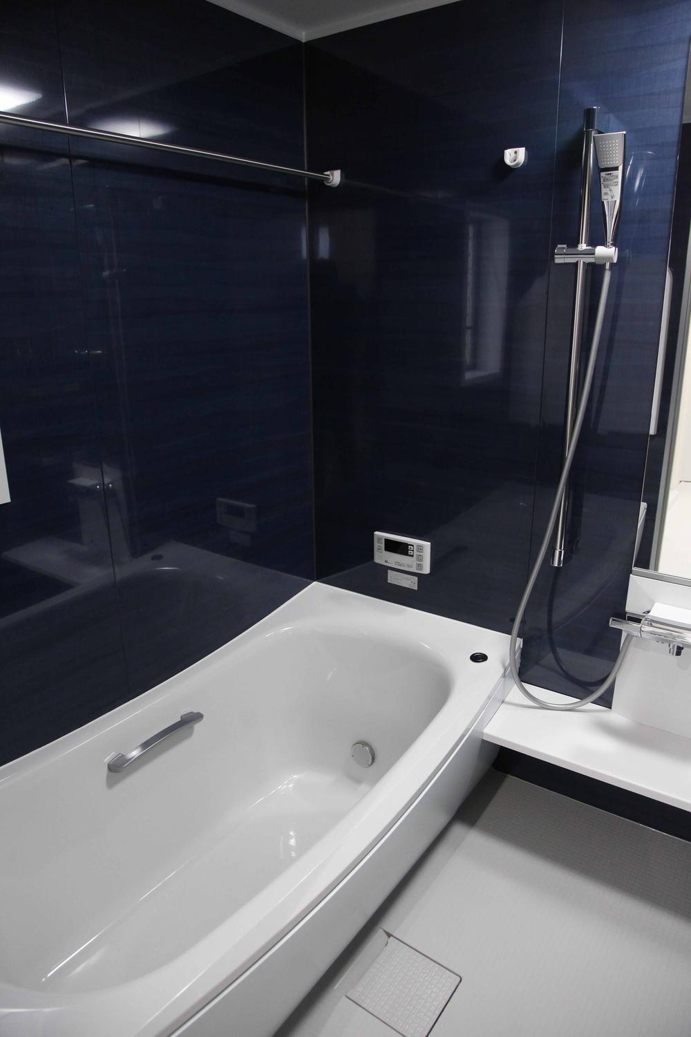 Bathroom. Bathing is setting the panel color of the deep dark blue with calm. Heal you tired of the day slowly in the 1616 size.