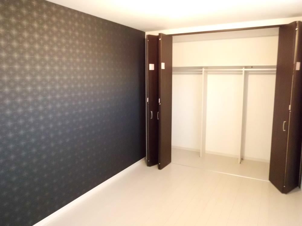 Non-living room. Bedroom with cleanliness It is fashionable in the one-point cross to the part of the wall.