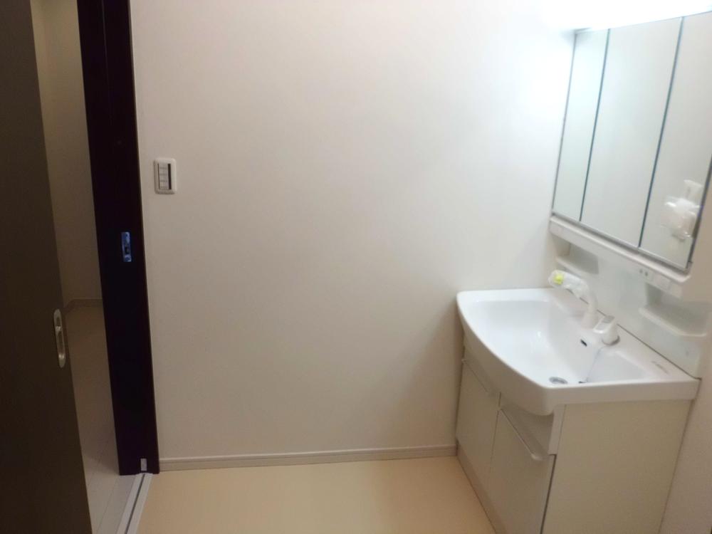 Wash basin, toilet. Wash room and spacious