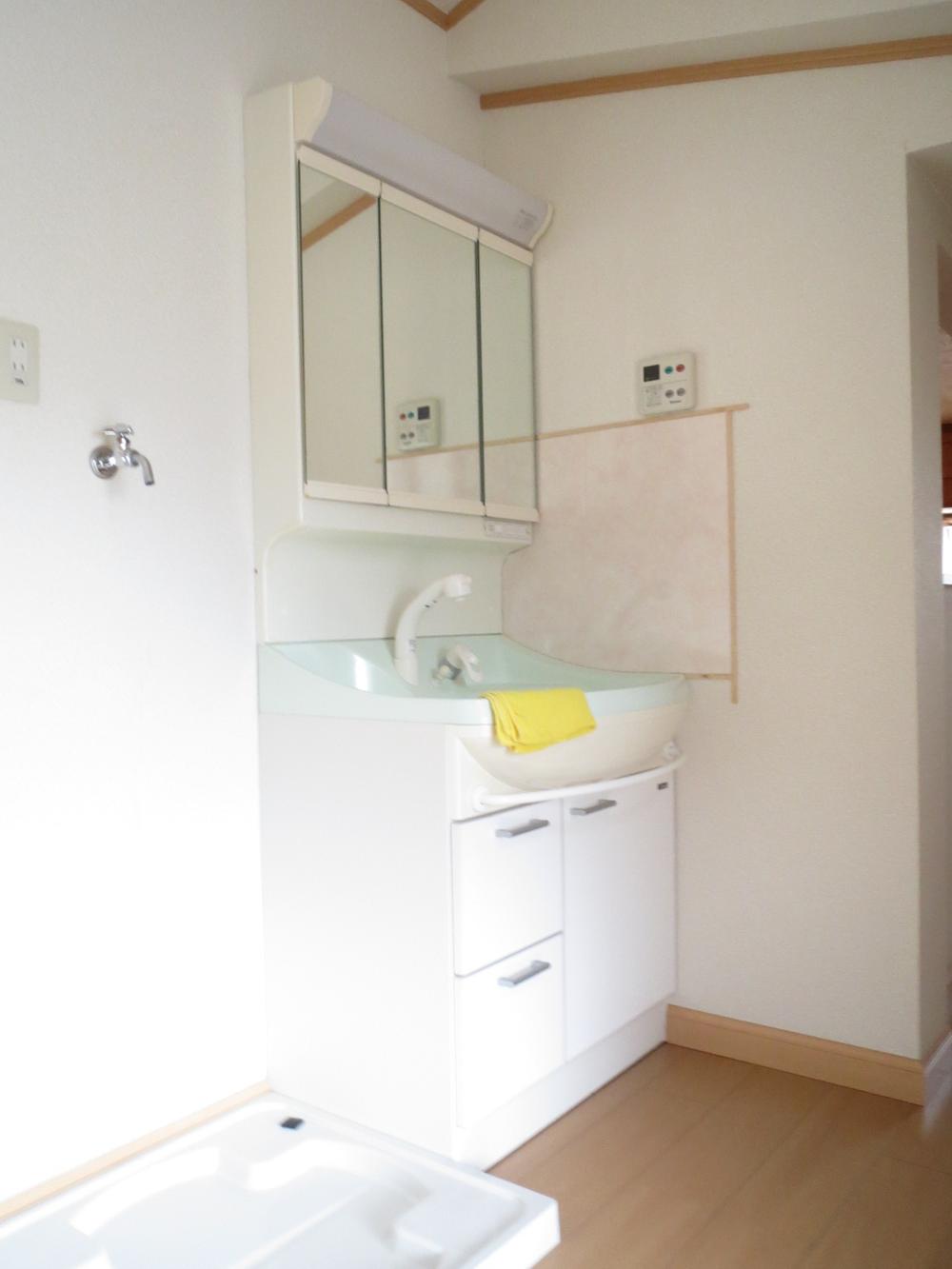 Wash basin, toilet. Third floor: bathroom vanity ・ Washing machine Storage