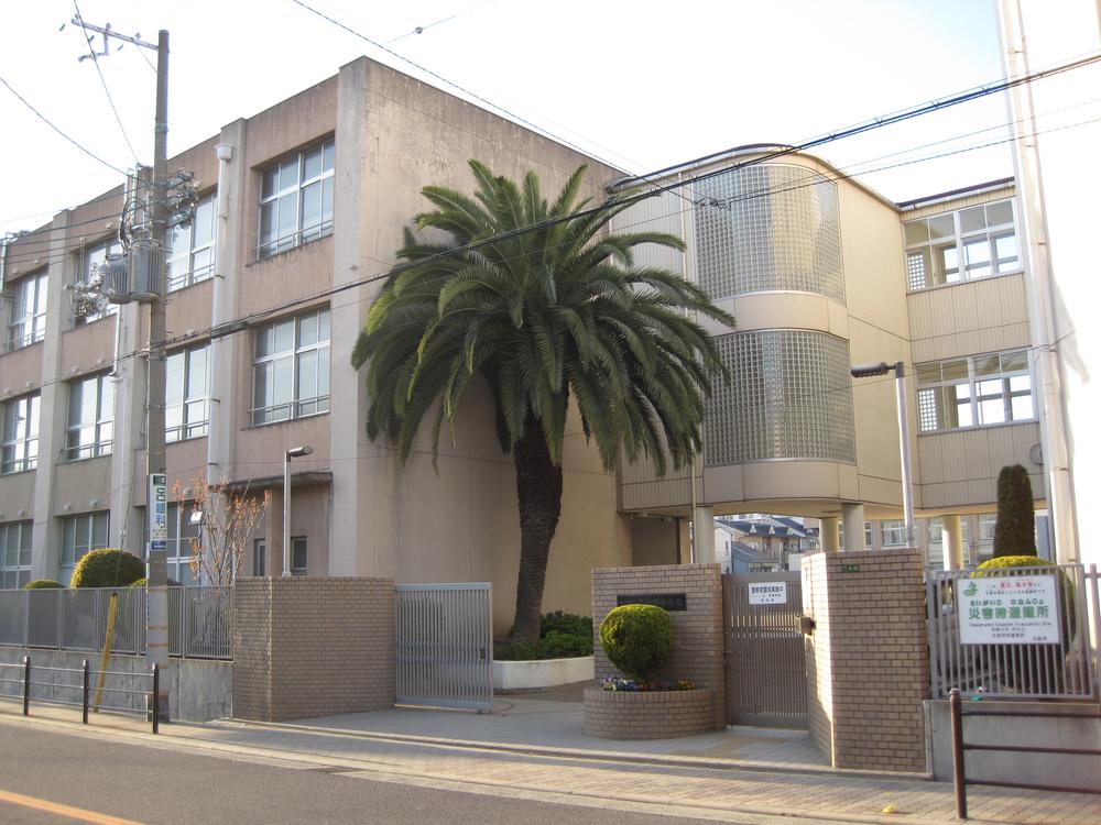 Junior high school. Osaka Tatsuhigashi Ikuno 383m Osaka City to junior high school Tatsuhigashi Ikuno a 5-minute walk from the junior high school