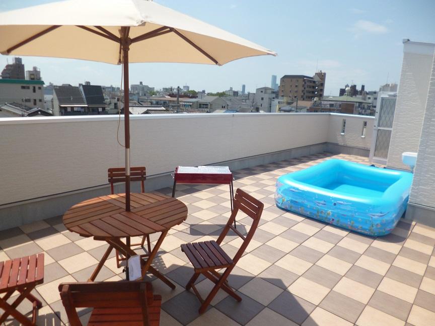 Balcony. Popular rooftop! ! Your husband like hobbies and beer garden! Wife home gardens and gardening! Children as playground, You can use it for different scene!