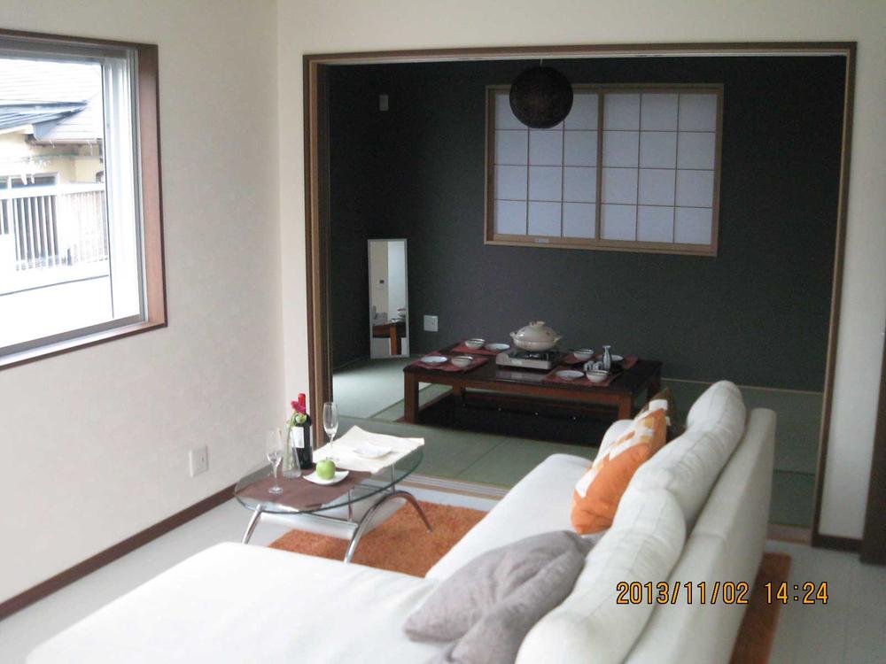 Non-living room. It is the easy-to-use adjacent of Japanese and LDK!