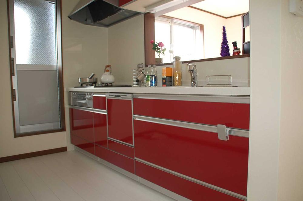 Kitchen. Beautiful red of the system kitchen, Is good usability because it is directly connected to the balcony!