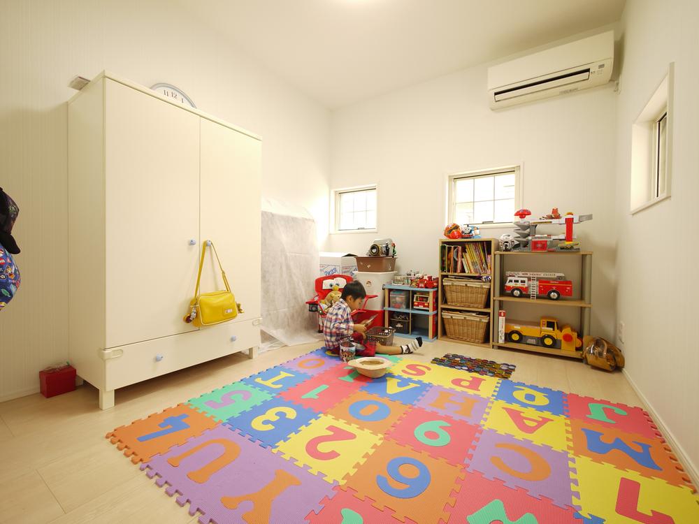 Non-living room. Because the full free plan can also be a large children's room. (Construction Case Study)