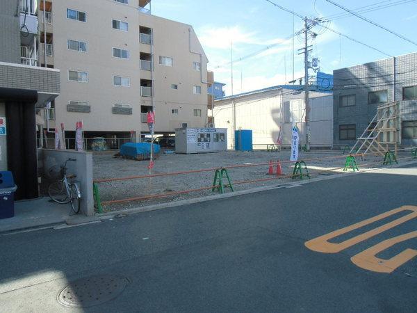 Local photos, including front road. Easy parking in front of the road spacious ☆